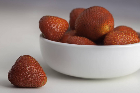 一组新鲜草莓在白色碗中的景色