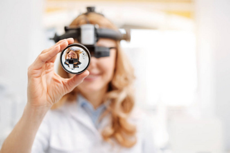 间接宾语使用间接检眼镜的专业女医生照片