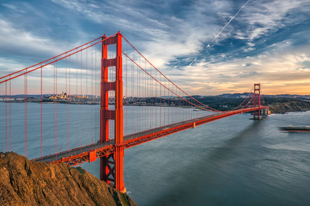 著名金门大桥在美国旧金山魔术暮光时刻拍摄