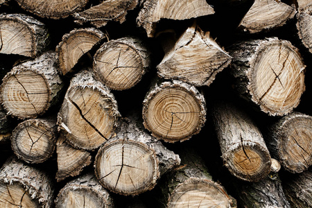 天然木制背景切碎木柴的特写。木柴堆积和原木堆过冬准备