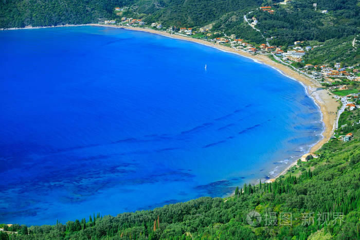 美丽的夏日全景海景。峭壁的看法入