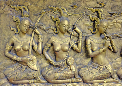 本土文化泰国寺庙墙上的雕塑图片