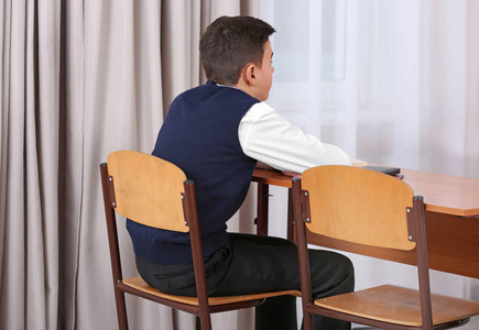 不正确坐姿图片