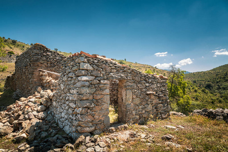 科西嘉 Balagne 地区 Colombano 马奇附近的废弃石场建筑