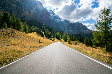 美丽的山路与树木, 森林和山脉的背景。在帕苏丰杜加迪纳的州公路公路上, 位于意大利白云岩山的蝶鞍山群中。