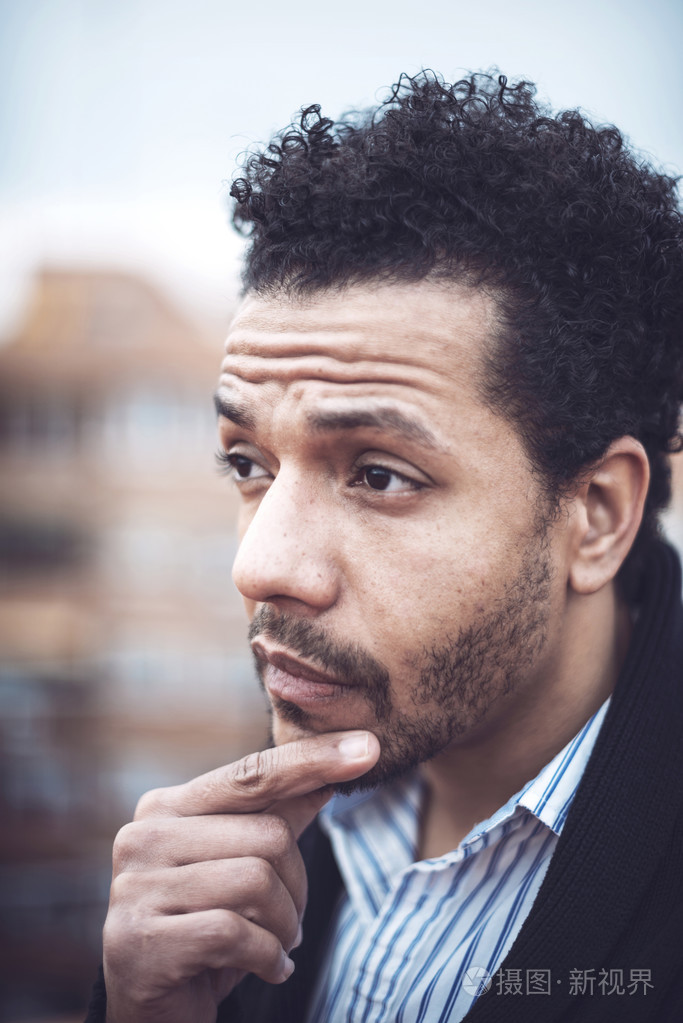 在城市环境中自信有吸引力黑白混血人