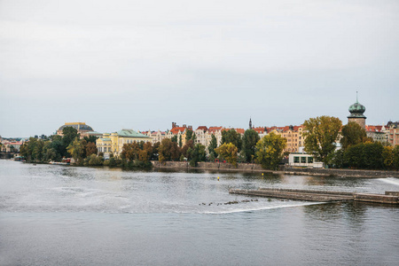 伏尔塔瓦河河。布拉格的传统建筑背景。周游捷克共和国