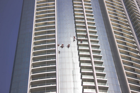 组工人清洗高层建筑上的 windows 服务