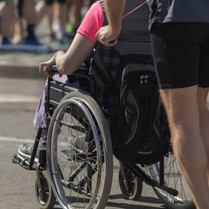 男子推轮椅与残疾女孩在街头马拉松