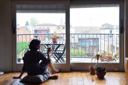 悲伤的女人坐着看窗外照片