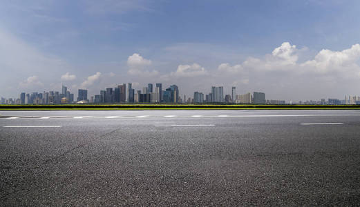 全景天际线和现代商务办公楼用空的路, 空的混凝土方形的地板