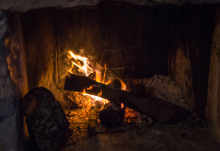 传统国产石材壁炉和燃烧的木头
