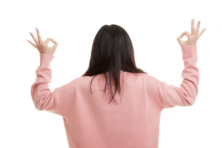 亚洲女人的背视图显示双 Ok 手势