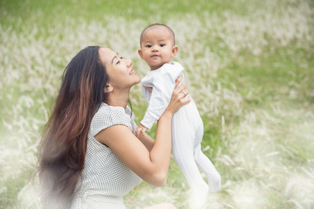 妈妈和宝宝一起玩户外