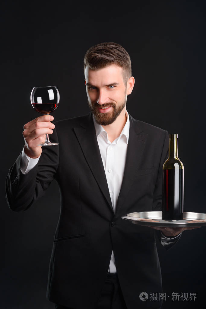 男子提出了他的酒杯.