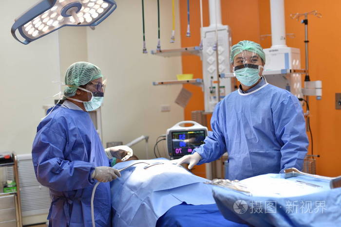 擦洗护士准备手术用的医疗器械照片-正版商用图片0plxae-摄图新视界