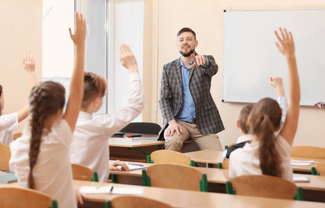 小学生听老师举手回答课堂图片