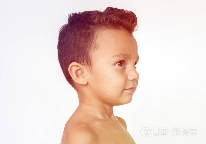 赤裸的胸膛在画室里的孩子