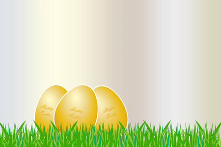 躺在草地上的三个金色的复活节彩蛋