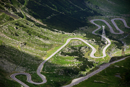 Transfagarasan 在夏天通过。穿越在罗马尼亚, 在世界上最壮观的山区道路之一。