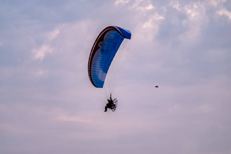 滑翔伞飞行与 paramotor 在日落期间