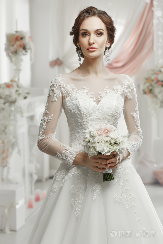 美丽的女人,穿着婚纱摆姿势照片-正版商用图片0pm1tq-摄图新视界
