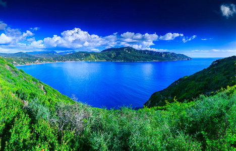 美丽的夏日全景海景。峭壁的看法入