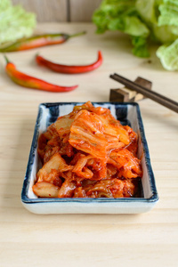 泡菜用筷子在木桌前，朝鲜族传统食品