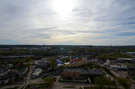 哈尔科夫市一个工业区的景观, 从鸟瞰图看。Chervonozavodsky 区铁轨附近的工人工厂和企业很多
