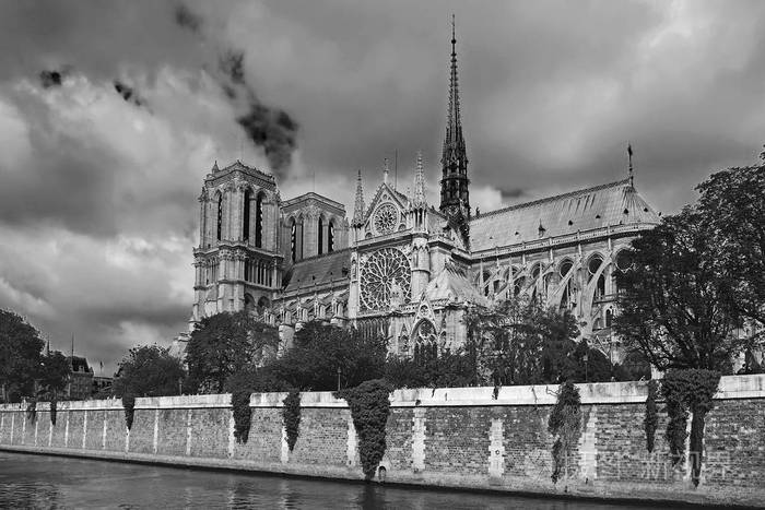 巴黎圣母院位于沿塞纳河在巴黎，法国黑白摄影