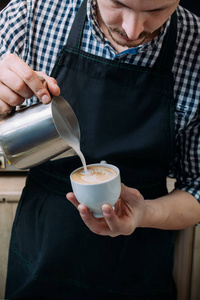 咖啡师技能倒奶拿铁杯咖啡厅图片