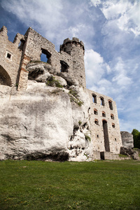 Ogrodzieniec 城堡在村庄 Podzamcze。高地上的城堡遗址, KrakowskoCzestochowska