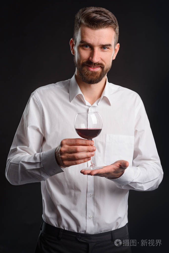 酒杯在鉴赏家手中.