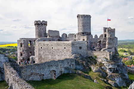 Ogrodzieniec 城堡在村庄 Podzamcze。高地上的城堡遗址, KrakowskoCzestochowska