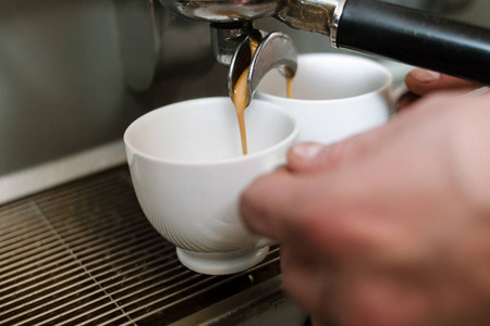 依赖性早晨能量咖啡倾吐