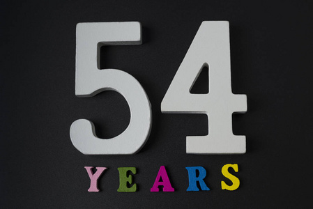 字母和数字到黑色背景上有五十四54年红色和黄色周年纪念标志与白色