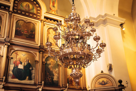 教堂的内部。图标 枝形吊灯，蜡烛在一座小教堂