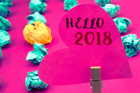 文字文字您好2018。创业理念新的一年激励信息2017是结束 nowclothespin 持有粉红色的心与想法字几个皱巴巴的文件