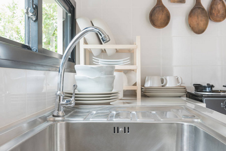 现代厨房的房间设计与水龙头和水槽