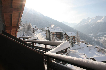 瑞士山地建筑的木屋建筑造型图片