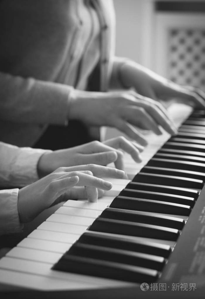 教学小女孩弹钢琴的女人.黑白照片