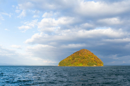 日本在金秋时节的 Yunoshima 岛