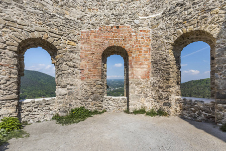 城堡 Moedling 的中世纪废墟里面在奥地利