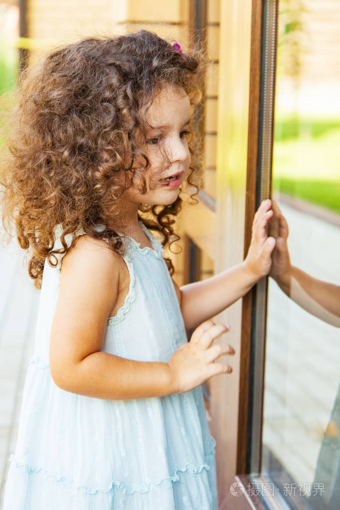 小女孩敲着紧闭的门