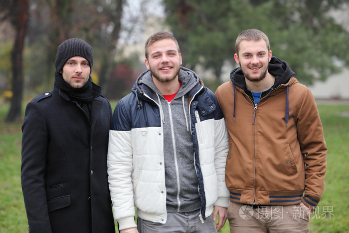 三个朋友在公园 —— 男人照片-正版商用图片0pmdla-摄图新视界