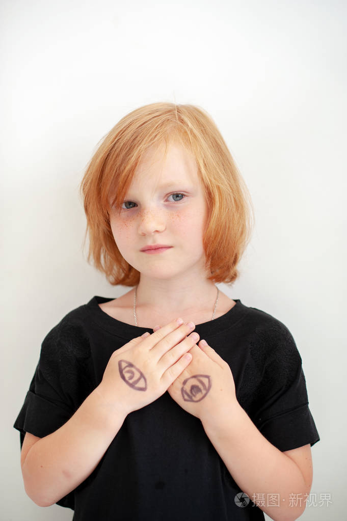 女孩的眼睛被画在她的手上