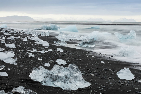 冰岛的 Jokulsarlon 冰川泻湖，期间一个灿烂的夏日夜晚