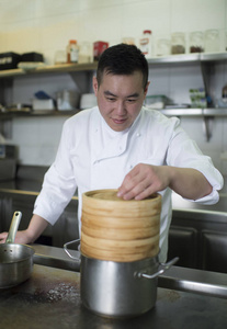 中国厨师在厨房里的肖像