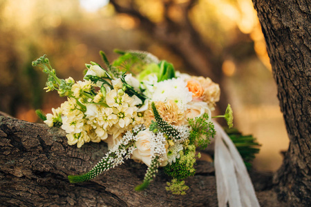 在一个木制的背景上的婚礼花束