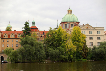 老城古建筑和在捷克布拉格伏尔塔瓦河河